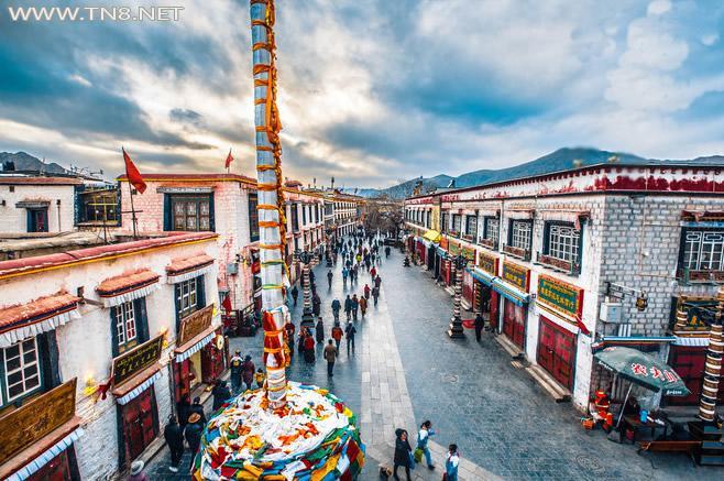 拉萨城古老核心—八廓街，八廓街引又名八角街，位于拉萨市旧城区，是拉萨著名的转经道和商业中心，较完整地保存了古城的传统面貌和居住方式。八廓街原街道只是单一围绕大昭寺的转经道，藏族人称为“圣路”。