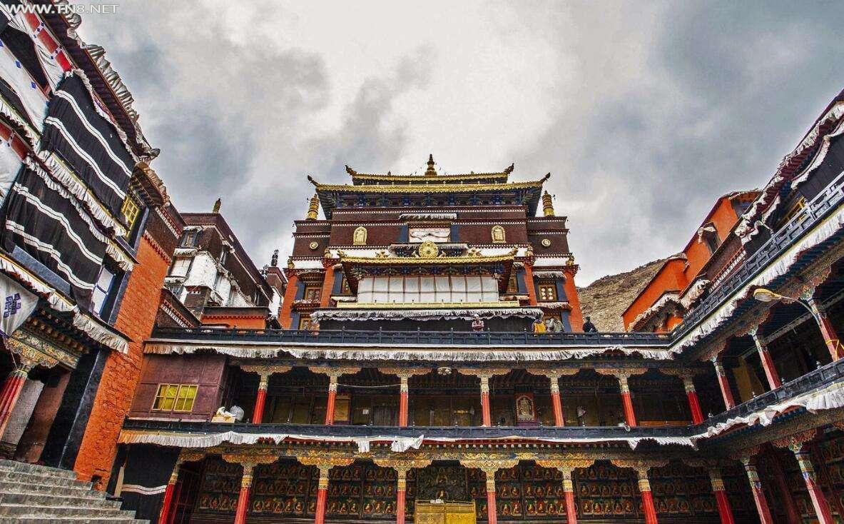 拉萨—扎什伦布寺，扎什伦布寺意为“吉祥须弥寺”，全名为“扎什伦布白吉德钦曲唐结勒南巴杰瓦林”，意为“吉祥须弥聚福殊胜诸方州”。位于西藏日喀则的尼色日山下。是该地区最大的寺庙。