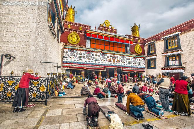 布达拉宫—大昭寺，大昭寺，又名“祖拉康”、“觉康”（藏语意为佛殿），位于拉萨老城区中心，是一座藏传佛教寺院，是藏王松赞干布建造，拉萨之所以有“圣地”之誉。 与这座佛像有关。寺庙最初称“惹萨”，后来惹萨又成为这座城市的名称，并演化成当下的“拉萨”。大昭寺建成后，经过元、明、清历朝屡加修改扩建，才形成了现今的规模。